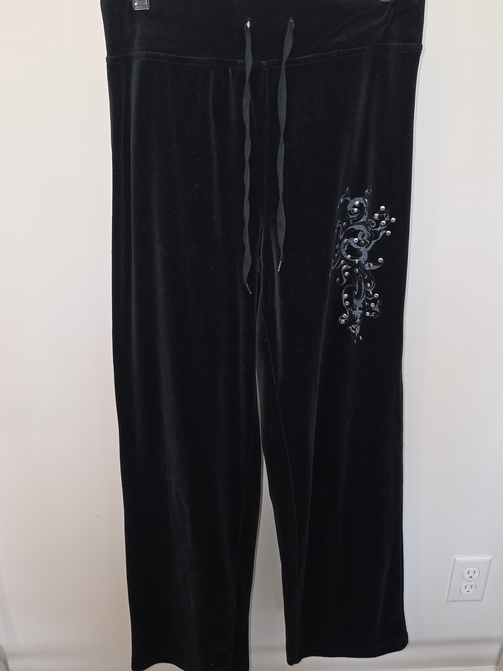 Black velvet sweatpants with silver floral embroidery, size M #velvet #embroider
